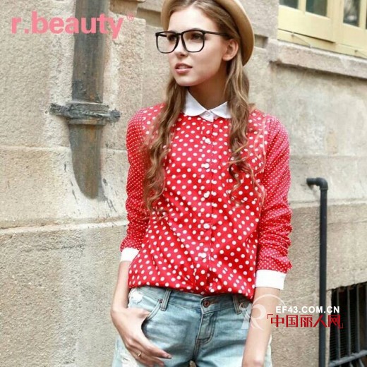 牛仔裤搭配 碎花印花各出百态