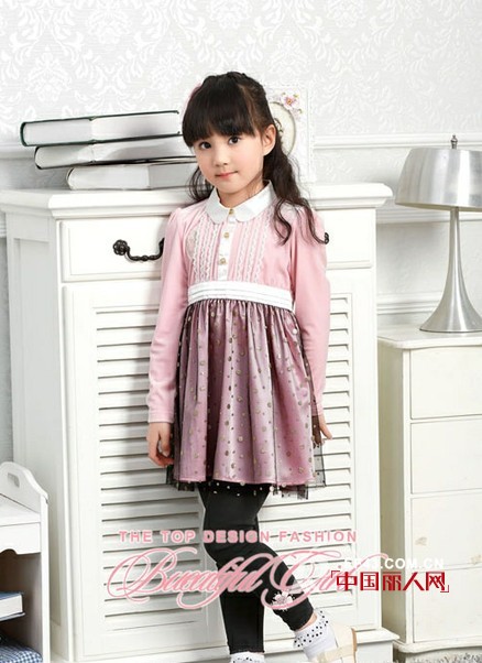 什么颜色比较甜美 粉色连衣裙款式怎么搭配