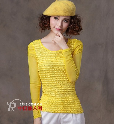 时尚女冬装搭配 百搭暖色打底衫