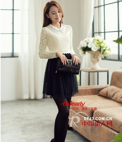 蕾丝拼接长袖连衣裙 纯色毛呢搭配