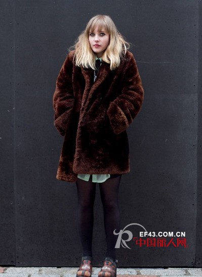 两款貂皮大衣款式搭配 贵气十足