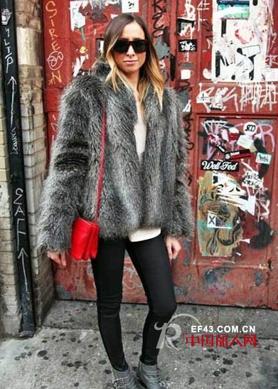 两款貂皮大衣款式搭配 贵气十足