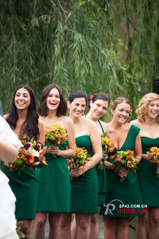 伴娘穿什么礼服好  伴娘礼服颜色