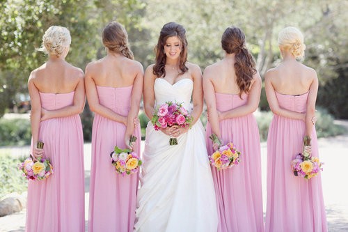 伴娘团礼服衬托红花 得体又出彩的伴娘装