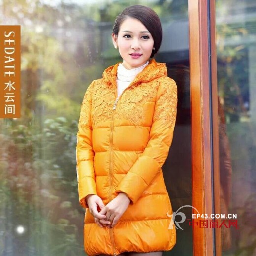 橙黄色的羽绒服怎么搭配? 怎么穿更好看