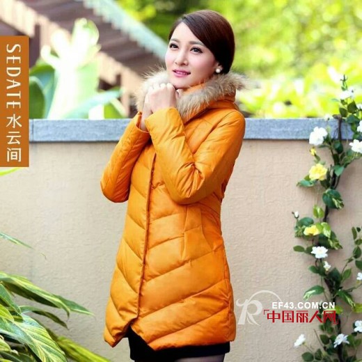 橙黄色的羽绒服怎么搭配? 怎么穿更好看