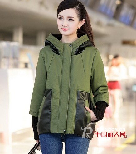 深色系的女装搭配 连帽加厚短款棉服连衣裙搭配