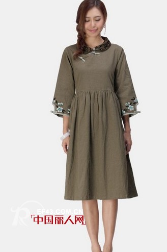 深色系的女装搭配 连帽加厚短款棉服连衣裙搭配