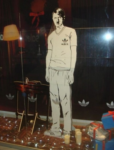 俄罗斯服装店竖希特勒人形广告招揽客户