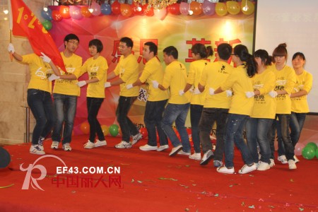 1+2=3童装迎六周年感恩盛典  祝全国各界人士新年快乐,吉星高照!