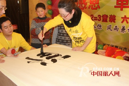 1+2=3童装迎六周年感恩盛典  祝全国各界人士新年快乐,吉星高照!