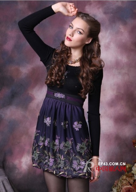 伊汶贝迩优雅印花连衣裙,时尚内搭让女人更优雅