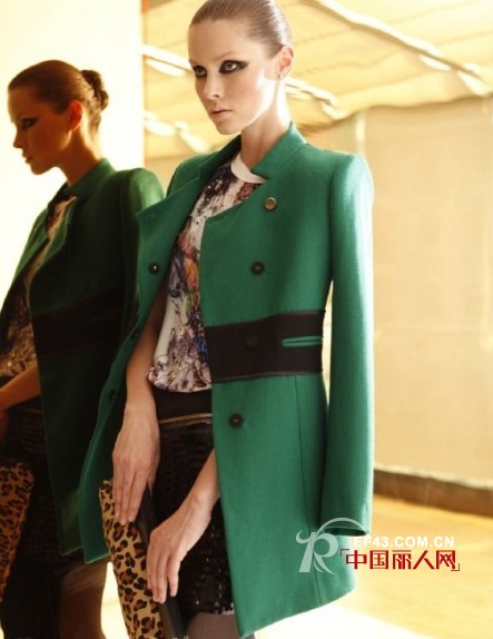 复古风逆袭,弗卡墨绿色迎接新年