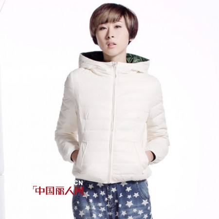 播品牌女装羽绒系列 清新巴黎白绽放冬季街头