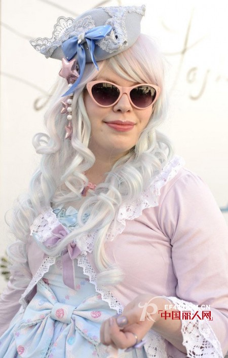 伦敦时装周 墨镜手袋点亮街头