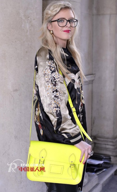 伦敦时装周 墨镜手袋点亮街头