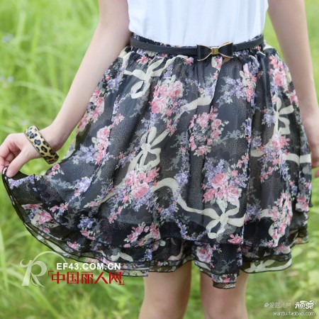 早春心机小短裙  巧搭秀美腿