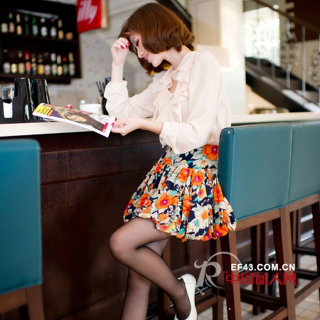 早春心机小短裙  巧搭秀美腿