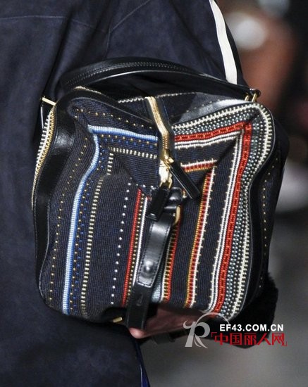 时装周比腕力 大包小包手拿才时髦