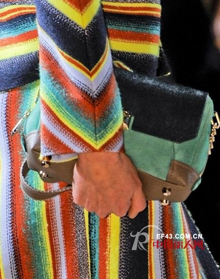 时装周比腕力 大包小包手拿才时髦