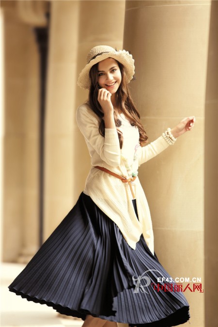 迪薇娜品牌女装 飘逸长裙绽放春夏街头