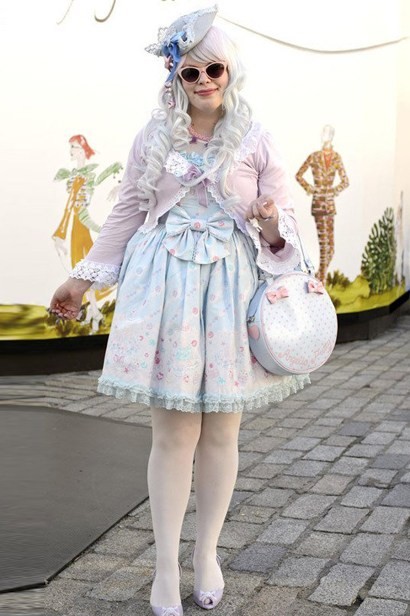 墨镜靓包秀身姿 初春秀场外潮人出街杀手锏