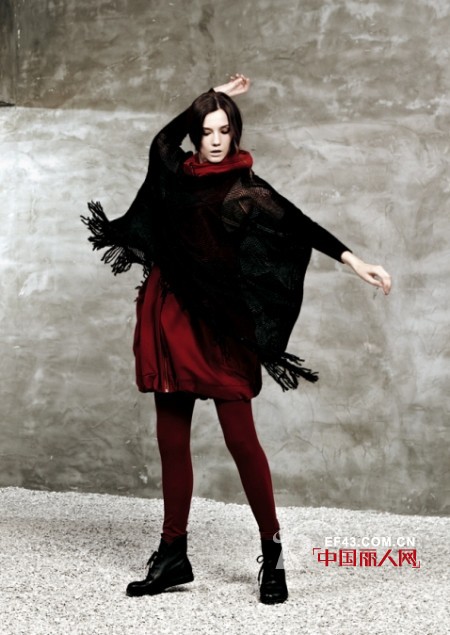 意澳女装不规则剪裁 展现随性与优雅