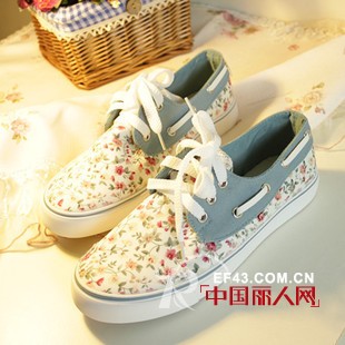 清新亮眼运动鞋 初春轻松踏春去