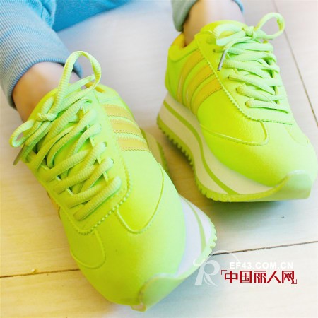 清新亮眼运动鞋 初春轻松踏春去