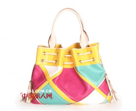 告别臃肿季 艾菲尔时尚小包包为夏季造型加分