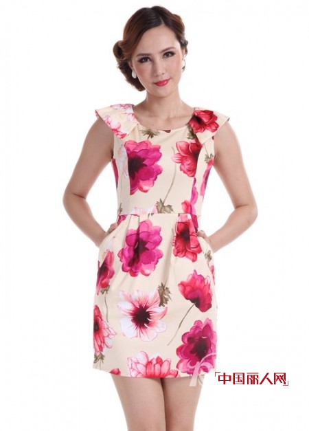 华艺嘉年东方时尚女装  展现女性优雅,雍容的着装风尚