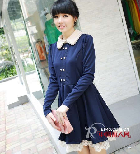 温暖而舒适的天气里  轻柔飘逸的裙装一展春天的美好