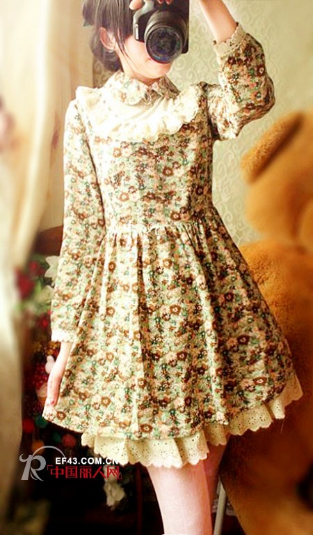 温暖而舒适的天气里  轻柔飘逸的裙装一展春天的美好