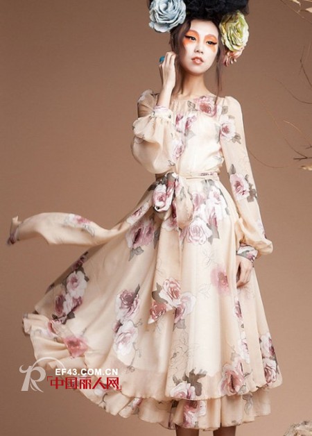 温暖而舒适的天气里  轻柔飘逸的裙装一展春天的美好