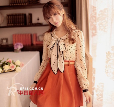 温暖而舒适的天气里  轻柔飘逸的裙装一展春天的美好