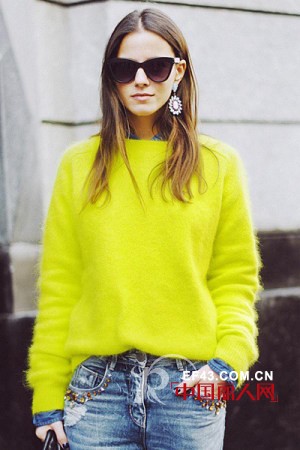 出挑荧光色来帮忙 春夏街头不做路人甲