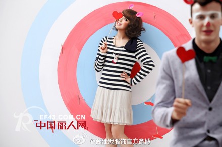 茵佳妮用色彩点亮心情,冰淇淋时色潮范儿十足