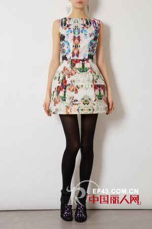 绝美印花连衣裙  早春扮靓必不可少