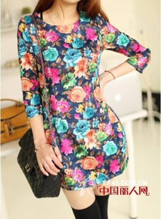 绝美印花连衣裙  早春扮靓必不可少