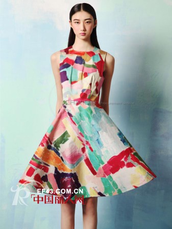 绝美印花连衣裙  早春扮靓必不可少