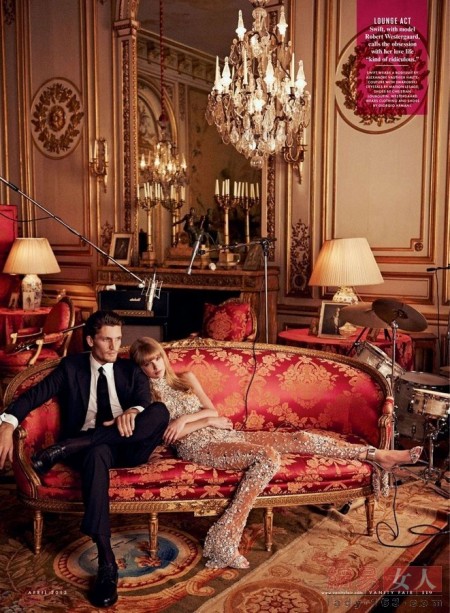 泰勒史薇芙特华服尽显高贵 与男模眉目传情