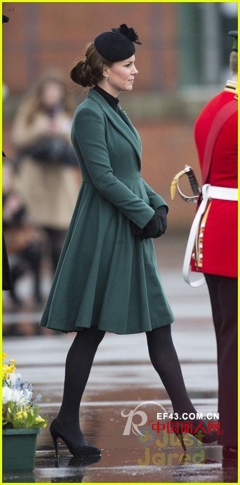 威廉王子夫妇亮相阅兵仪式 跟着王妃学穿衣