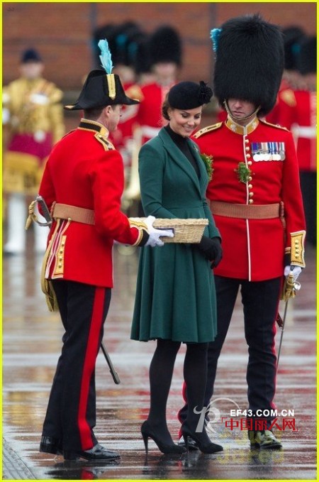 威廉王子夫妇亮相阅兵仪式 跟着王妃学穿衣