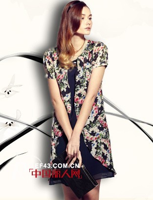 艾慧嘉尔女装 民族风印花绽放衣间