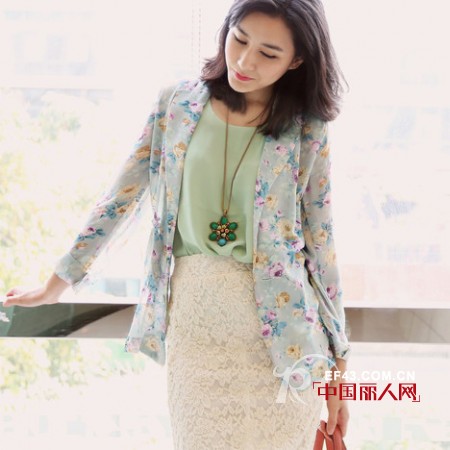 多色西装衣橱必备 早春和时尚达人“偷师一二”