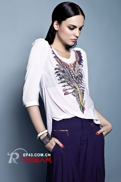 异品牌女装 轻柔面料穿出极致垂感