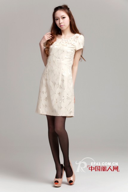 山石久渡女装 多款连衣裙穿出潮流至IN风格