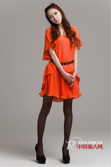 山石久渡女装 多款连衣裙穿出潮流至IN风格