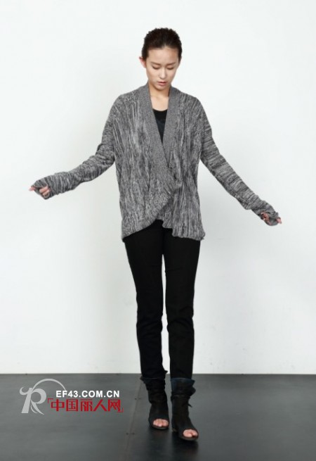 江南布衣品牌女装  不同材质肌理彰显不同的穿着态度