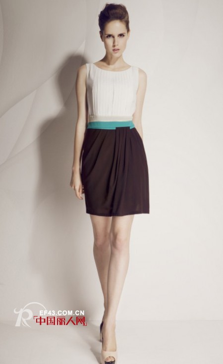 哥蓝丝品牌女装 “古板”连衣裙穿出新花样